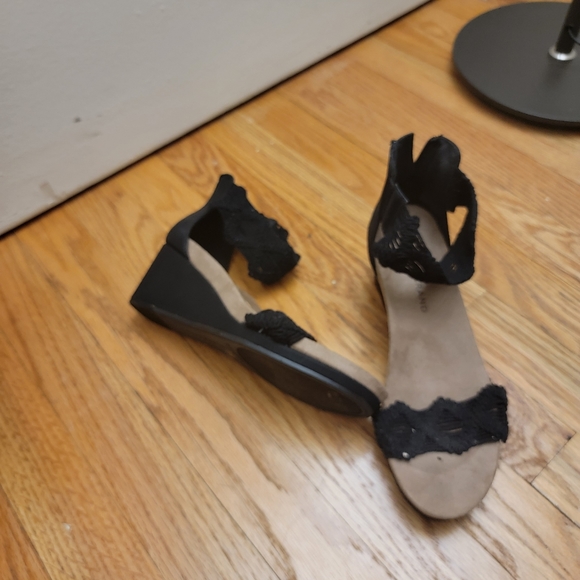 New comfortable shoe w lace detailing - Picture 2 of 3